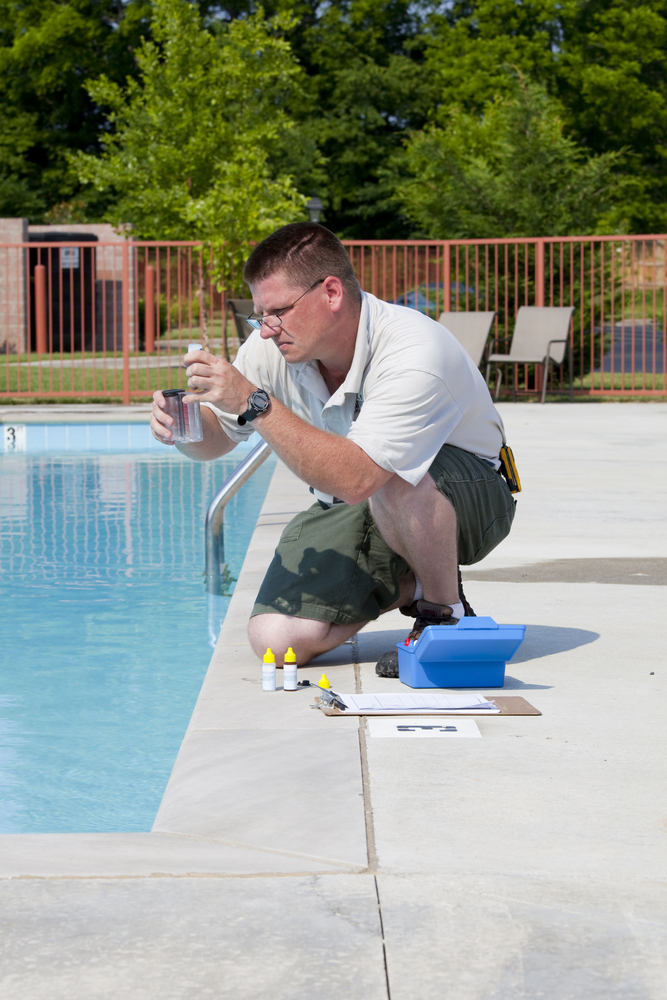 professionnel faisant une analyse ph de l'eau d'une piscine